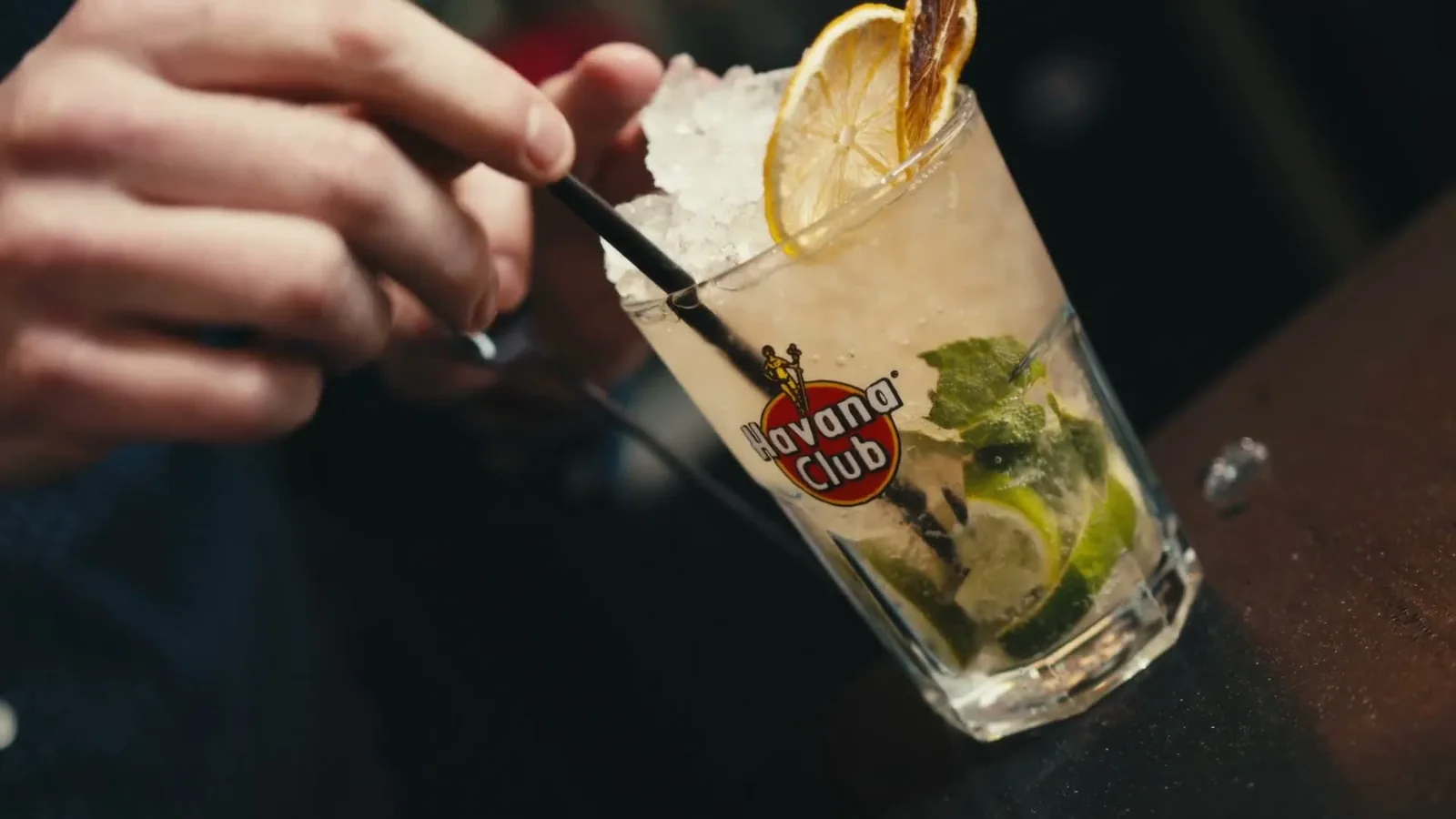 Préparation des boissons au bar du Carnot