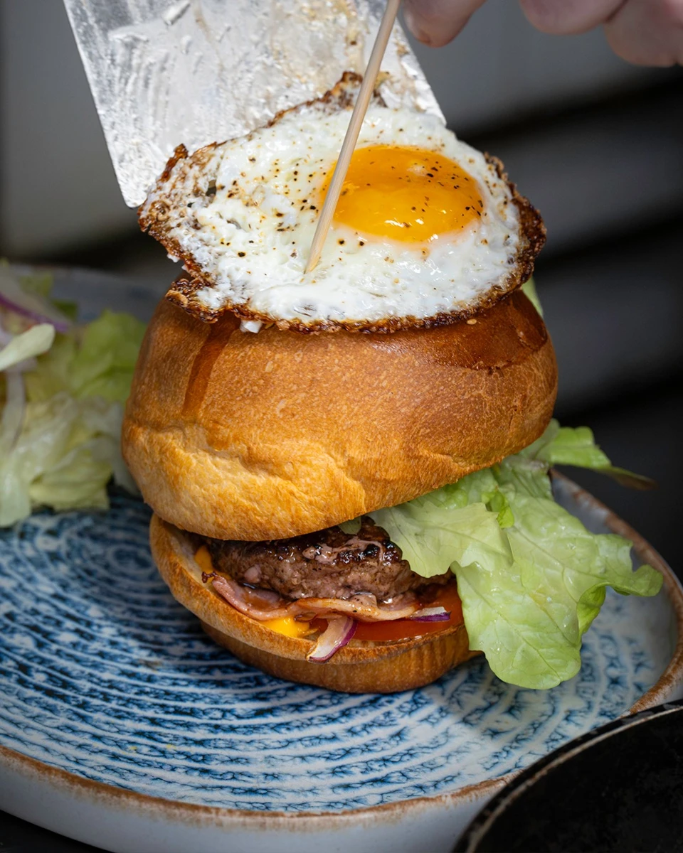 Le burger du Carnot coiffé d’un œuf au plat