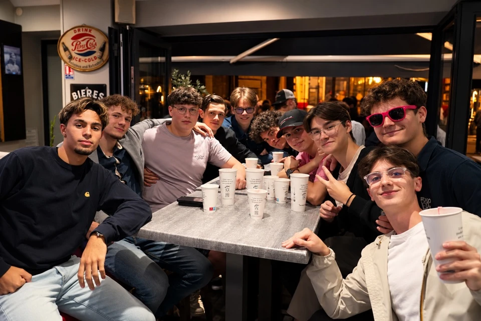 Un groupe d’amis autour d’une table au Carnot